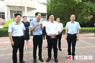 小吧来到勇士vs太阳的现场啦？大通中心用汉字写着“春节快乐”